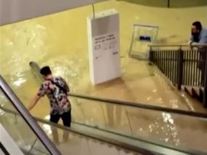 Video Warga Terjebak di IKEA saat Spanyol Dilanda Banjir Bandang Video Warga Terjebak di IKEA saat Spanyol Dilanda Banjir Bandang