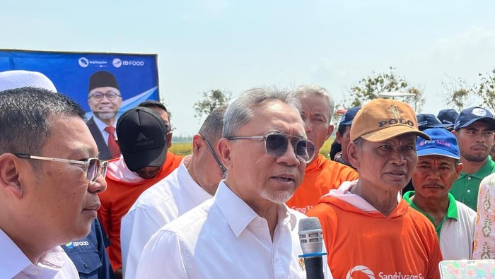 Zulhas Tinjau Sawah di Subang Zulhas Tinjau Sawah di Subang