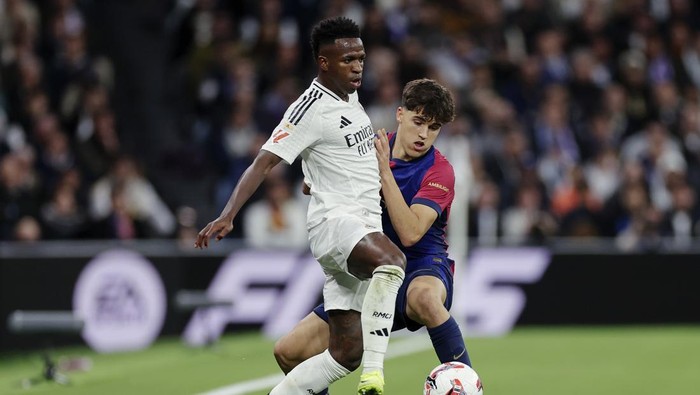 MADRID, SPAIN - OCTOBER 26: (L-R) Vinicius Junior of Real Madrid, Pau Cubarsi of FC Barcelona  during the LaLiga EA Sports  match between Real Madrid v FC Barcelona at the Estadio Santiago Bernabeu on October 26, 2024 in Madrid Spain (Photo by Maria Gracia Jimenez/Soccrates/Getty Images)