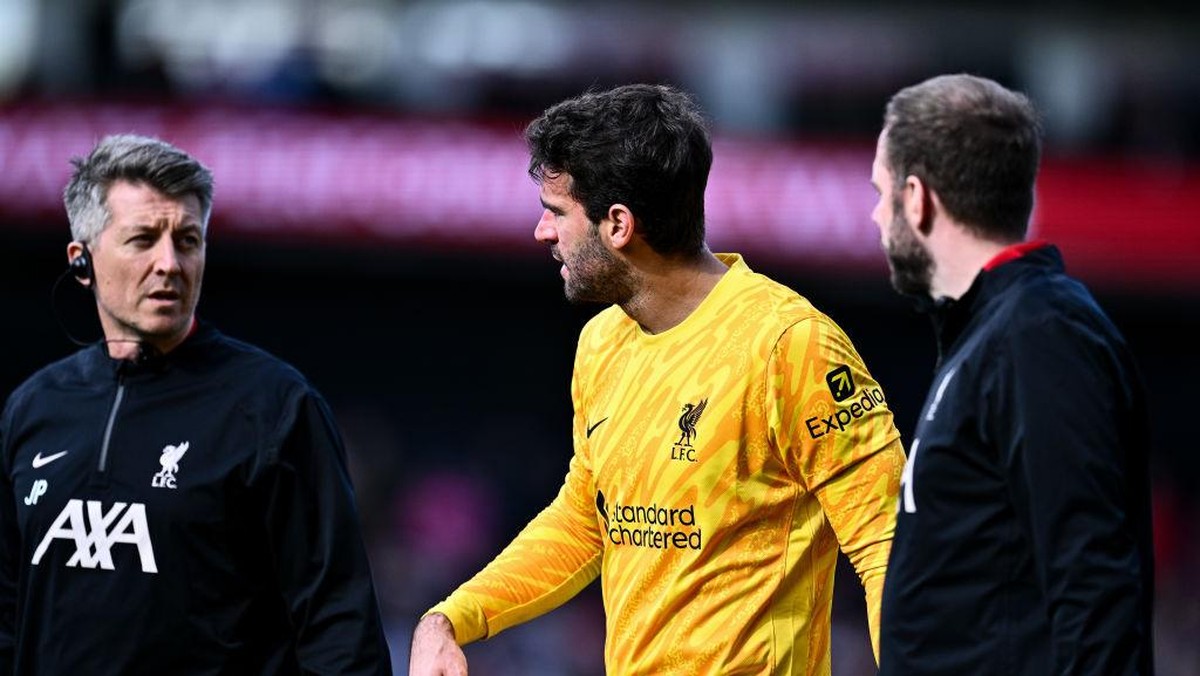 Alisson Becker dan dua pemain Liverpool lain belum balik dari cedera (Getty Images/Sebastian Frej/MB Media)