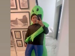 Gaya Kocak Amanda Manopo Pakai Kostum Balon, Digendong Alien - Digigit Buaya