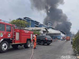 Asap Hitam Masih Membubung Tinggi di Area Kebakaran Pabrik Bekasi