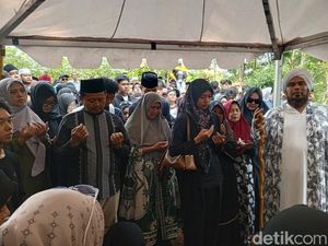 Pesan Duka Dony Ahmad Munir di Pemakaman Anak Drummer Matta Band Pesan Duka Dony Ahmad Munir di Pemakaman Anak Drummer Matta Band