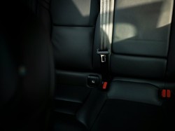 Penumpang Belakang Wajib Pakai Sabuk Pengaman atau Tidak? Ini Aturannya