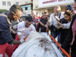 Video: Pilu, Tangis Dokter di Gaza saat Evakuasi Ibunya yang Tewas