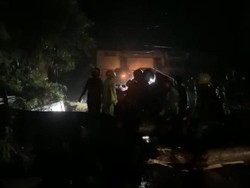 Poros Palopo-Toraja Tertutup Pohon Tumbang, Ambulans Bawa Jenazah Tertahan