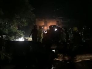 Poros Palopo-Toraja Tertutup Pohon Tumbang, Ambulans Bawa Jenazah Tertahan Poros Palopo-Toraja Tertutup Pohon Tumbang, Ambulans Bawa Jenazah Tertahan
