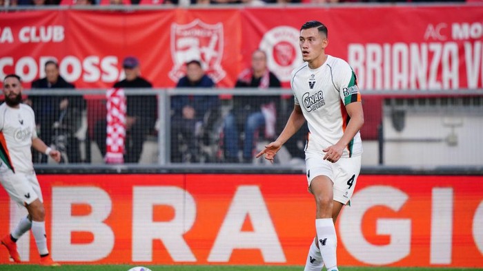 Jay Idzes (Venezia FC) participates in the Italian championship Serie A football match between AC Monza and Venezia FC at U-Power Stadium in Monza, Italy, on October 27, 2024. (Photo by Luca Rossini/NurPhoto via Getty Images)