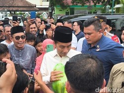 Jokowi Diberi Rengginang-Sambal Teri Usai Jumatan di Masjid Al Wustho Solo