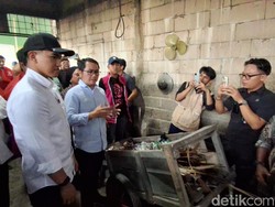 Kaesang Blusukan Temani Kampanye Zul-Lerru di TPS Pasar Kemis Tangerang