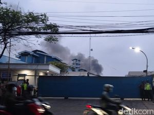 Sudah 12 Jam, Kebakaran Pabrik di Bekasi Belum Padam