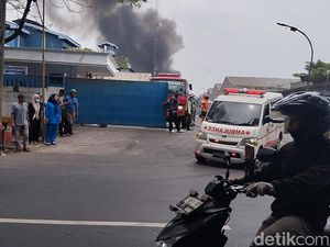 Kebakaran Pabrik di Kota Bekasi: 8 Orang Tewas, 4 Terluka Kebakaran Pabrik di Kota Bekasi: 8 Orang Tewas, 4 Terluka