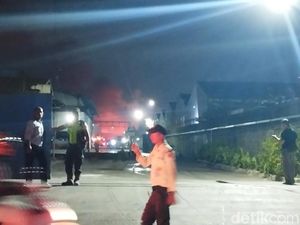 Api Masih Menyala, Pakan Ternak Terbakar di Pabrik Bekasi Tertutup Seng Baja