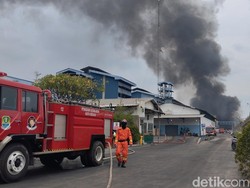 9 Jam Berlalu, Kebakaran Pabrik di Bekasi Belum Padam