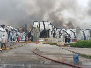 Kebakaran Pabrik di KIK Kendal Masih Berkobar, Damkar: Minim Fasilitas Hidran Kebakaran Pabrik di KIK Kendal Masih Berkobar, Damkar: Minim Fasilitas Hidran