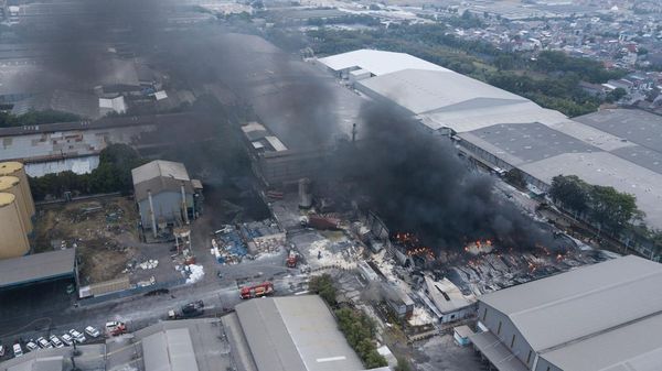 Sembilan Orang Tewas Akibat Kebakaran Pabrik Pakan Ternak di Bekasi