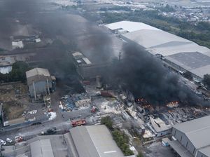 Kebakaran Maut Pabrik di Bekasi Akhirnya Padam Setelah 25 Jam Kebakaran Maut Pabrik di Bekasi Akhirnya Padam Setelah 25 Jam