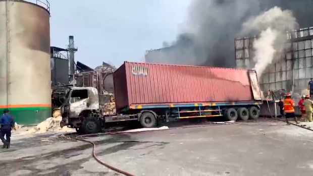 Kebakaran terjadi di pabrik Medan Satria, Kota Bekasi, Jawa Barat. Damkar mengungkap sejumlah kesulitan yang dihadapi saat mengevakuasi korban. (dok BPBD Kota Bekasi)