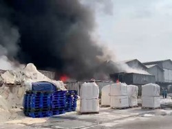 Sudah 24 Jam Kebakaran Pabrik di Bekasi Belum Padam Seluruhnya