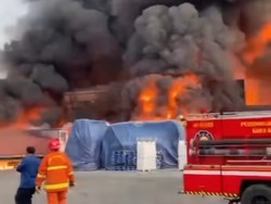 Video: Penampakan Kebakaran Area Pabrik di Harapan Jaya Bekasi