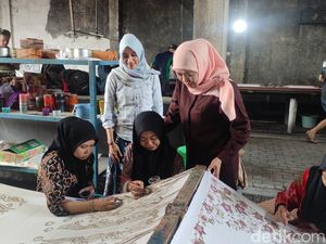 Kunjungi Perajin Batik Sidoarjo, Khofifah Kagum Filosofi Setiap Motif Kunjungi Perajin Batik Sidoarjo, Khofifah Kagum Filosofi Setiap Motif