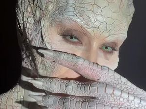 Video: Kim Kardashian hingga Kelly Clarkson Tampil Unik Rayakan Halloween Video: Kim Kardashian hingga Kelly Clarkson Tampil Unik Rayakan Halloween