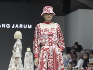 Video: Teknik Watercolour dalam Pesona Fesyen Bertema Flower Video: Teknik Watercolour dalam Pesona Fesyen Bertema Flower