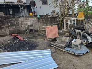 Pria di Badung Bakar Rumah Teman gegara Dicueki Saat Minum Arak Pria di Badung Bakar Rumah Teman gegara Dicueki Saat Minum Arak