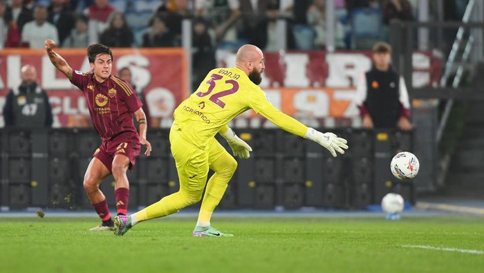 ROME, ITALY - OCTOBER 31: Paulo Dybala of AS Roma scoring goal 1-0 during the Serie A match between AS Roma and Torino at Stadio Olimpico on October 31, 2024 in Rome, Italy. (Photo by Silvia Lore/Getty Images)