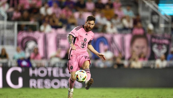 Oct 25, 2024; Fort Lauderdale, Florida, USA; Inter Miami CF forward Lionel Messi (10) takes a shot on goal during the second half against Atlanta United in a 2024 MLS Cup Playoffs Round One match  at Chase Stadium. Mandatory Credit: Nathan Ray Seebeck-Imagn Images