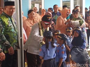 Potret Kunker Perdana! Mendikdasmen Muti Sapa Siswa TK Angkasa Lanud Palembang