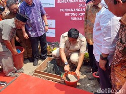 Resmi Bangun Rumah untuk Rakyat, Menteri Maruarar Ngaduk Semen