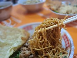 Nyamm! Pedas Menyengat Mie Ayam Coli yang Nyeleneh Namanya