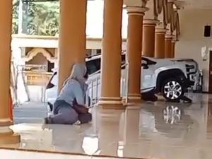 Xpander Nyelonong Masuk Masjid Sebelum Salat Jumat di Jember Xpander Nyelonong Masuk Masjid Sebelum Salat Jumat di Jember