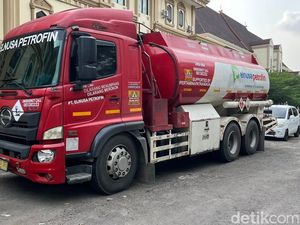 Polda Jambi Amankan Mobil Tangki Terlibat Penyalahgunaan Distribusi BBM Polda Jambi Amankan Mobil Tangki Terlibat Penyalahgunaan Distribusi BBM