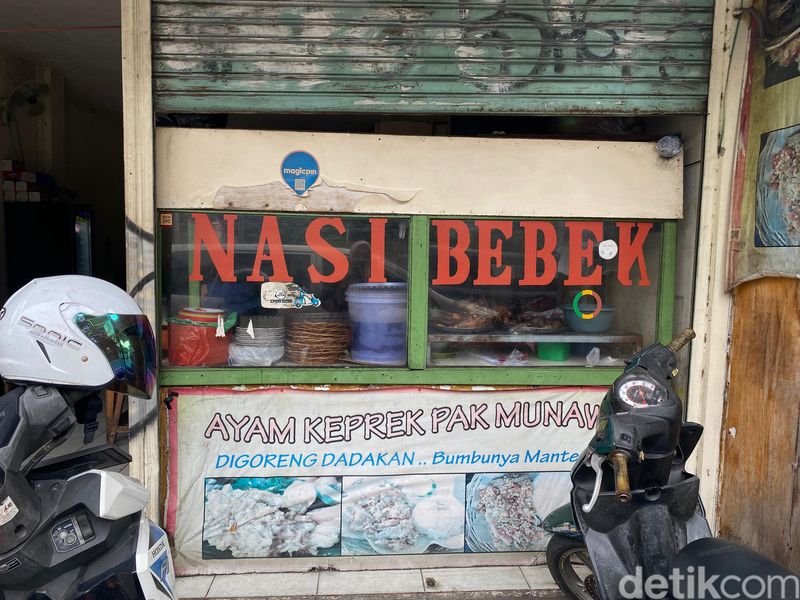 Nasi Bebek Pak Munawi; bebek goreng ala Madura berbumbu hitam dengan tambahan wijen tumbuk