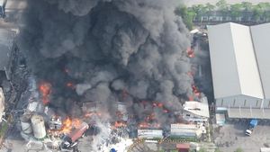 Pabrik di Harapan Jaya Bekasi Kebakaran, Asap Membumbung Tinggi