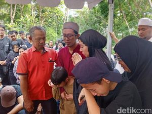 Upaya Penyelamatan Anak Drummer Matta Band Sebelum Tenggelam di Kelingking Beach Upaya Penyelamatan Anak Drummer Matta Band Sebelum Tenggelam di Kelingking Beach