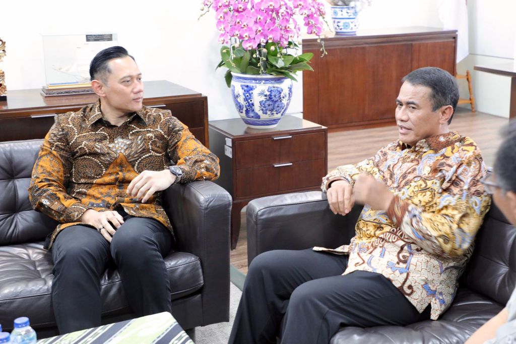 Pemerintah memperkuat sinergi infrastruktur untuk mengejar target swasembada pangan. Menteri Koordinator Infrastruktur dan Pembangunan Kewilayahan Agus Harimurti Yudhoyono (AHY) menyampaikan bahwa dirinya menerima pesan langsung dari Presiden Prabowo. Presiden menekankan pentingnya menyukseskan program pangan nasional.