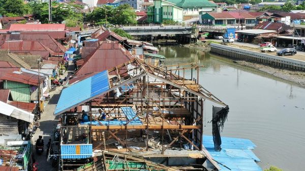 Bangunan di Bantaran Sungai Karang Mumus Samarinda Dibongkar