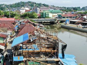 Bangunan di Bantaran Sungai Karang Mumus Samarinda Dibongkar Bangunan di Bantaran Sungai Karang Mumus Samarinda Dibongkar