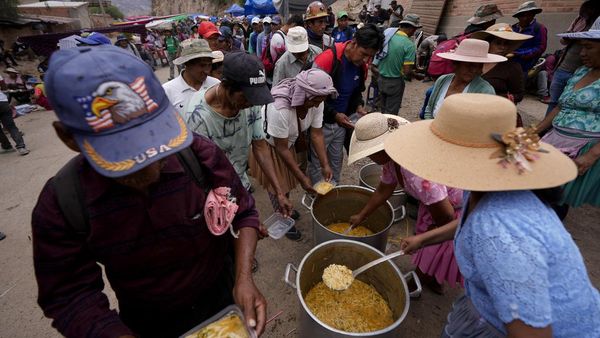 Pendukung Eks Presiden Bolivia Bagi-bagi Makanan Saat Aksi Blokir Jalan