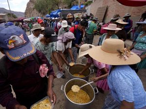 Pendukung Eks Presiden Bolivia Bagi-bagi Makanan Saat Aksi Blokir Jalan Pendukung Eks Presiden Bolivia Bagi-bagi Makanan Saat Aksi Blokir Jalan