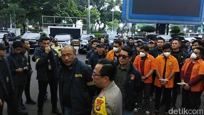 Polda Metro Jaya menggeledah kantor Kementerian Komunikasi dan Digital (Komdigi) usai menentukan oknum pegawai Komdigi terlibat dalam problem judi online. (Kurniawan F/detikcom) Polda Metro Jaya menggeledah kantor Kementerian Komunikasi dan Digital (Komdigi) usai menentukan oknum pegawai Komdigi terlibat dalam problem judi online. (Kurniawan F/detikcom)