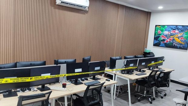 Polda Metro menggeledah salah satu ruko di kawasan Galaxy, Bekasi, yang dijadikan 'kantor satelit' pegawai Komdigi terlibat judi online. Begini penampakannya. (dok istmewa).