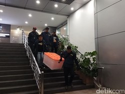 Geledah Kantor Komdigi, Polisi Bawa Satu Boks Kontainer Berisi Komputer