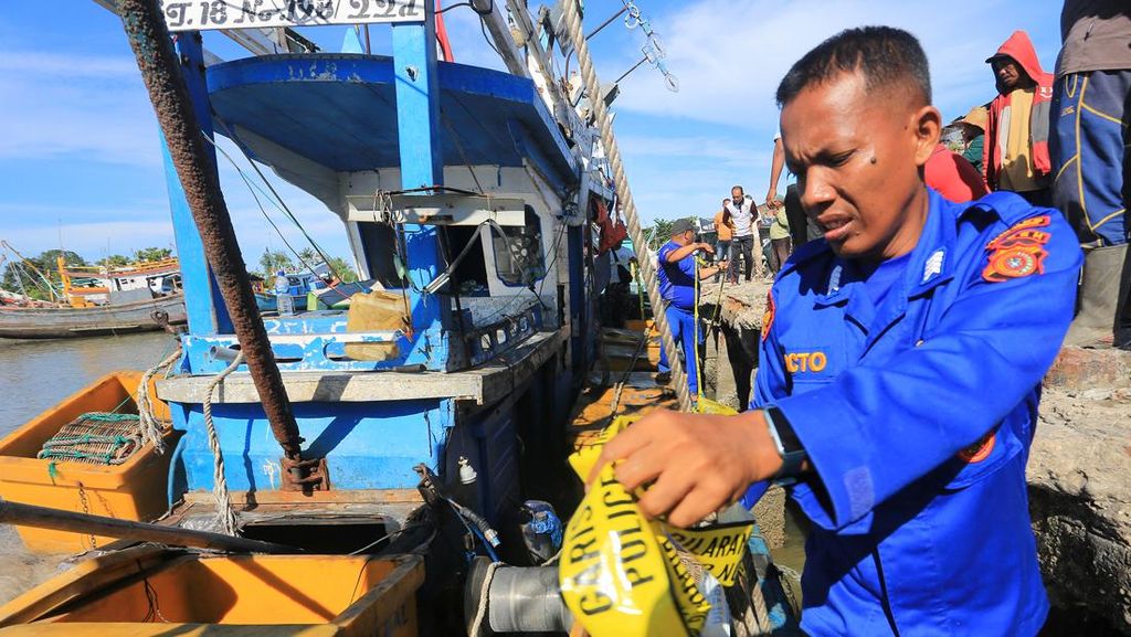Polisi Amankan Kapal Pengangkut Imigran Rohingya Polisi Amankan Kapal Pengangkut Imigran Rohingya