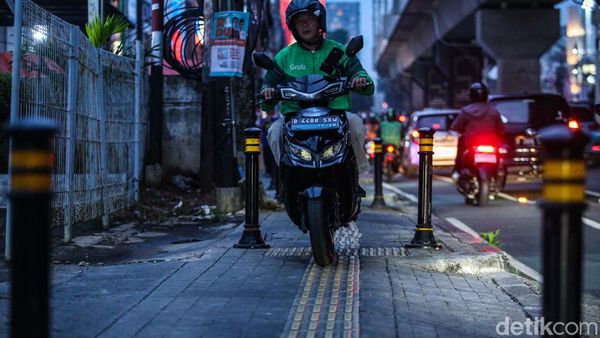 Potret Trotoar Fatmawati Jaksel Disikat Pemotor