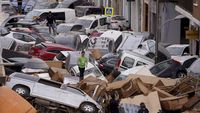 Potret Jalan di Spanyol Penuh Tumpukan Mobil Terseret Banjir