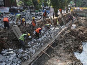 Progres Terkini Perbaikan Turap Kali di Utan Kayu Jaktim